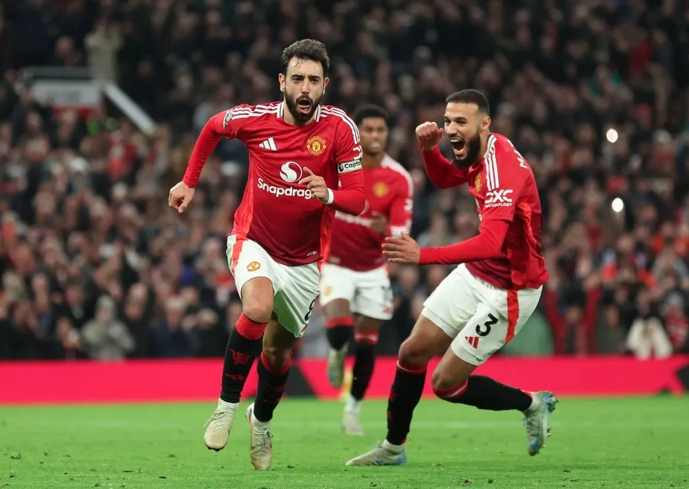 Bruno Fernandes lập cú đúp, MU đại thắng ngày chia tay Van Nistelrooy - Ảnh 1