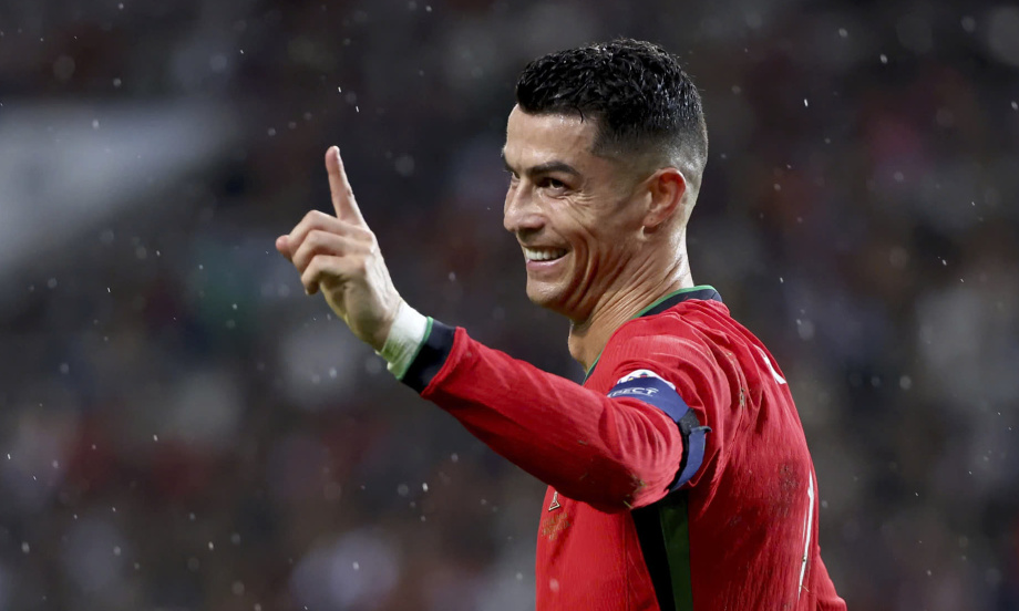 CĐV thán phục pha ngả bàn đèn tuyệt diệu của Ronaldo - Ảnh 1