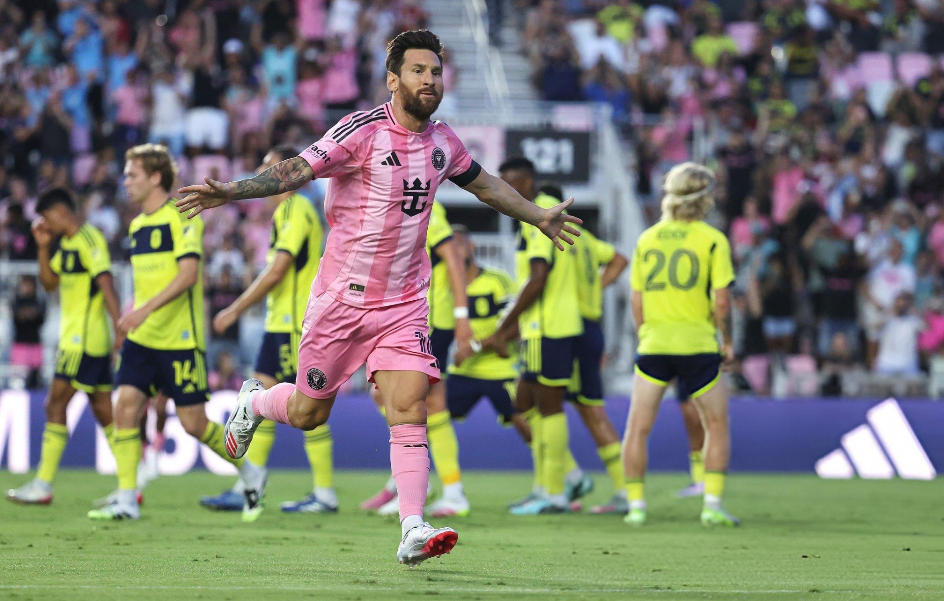 Messi sút phạt siêu đỉnh, nối dài kỷ lục không tưởng - Ảnh 1