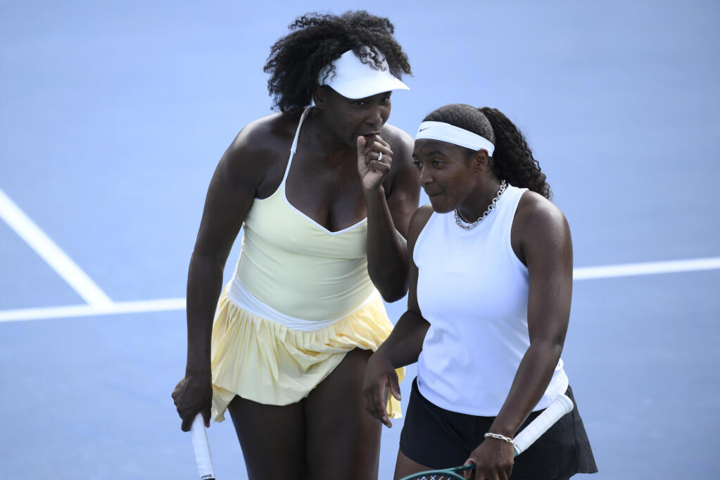 Venus Williams tái xuất hoàn hảo ở tuổi 45, thắng 2 trận đơn nữ và đôi nữ trong 2 ngày - Ảnh 2