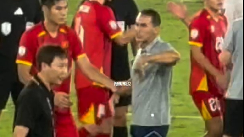 HLV U23 Indonesia từ chối bắt tay HLV Kim Sang Sik sau chung kết U23 Đông Nam Á - Ảnh 1