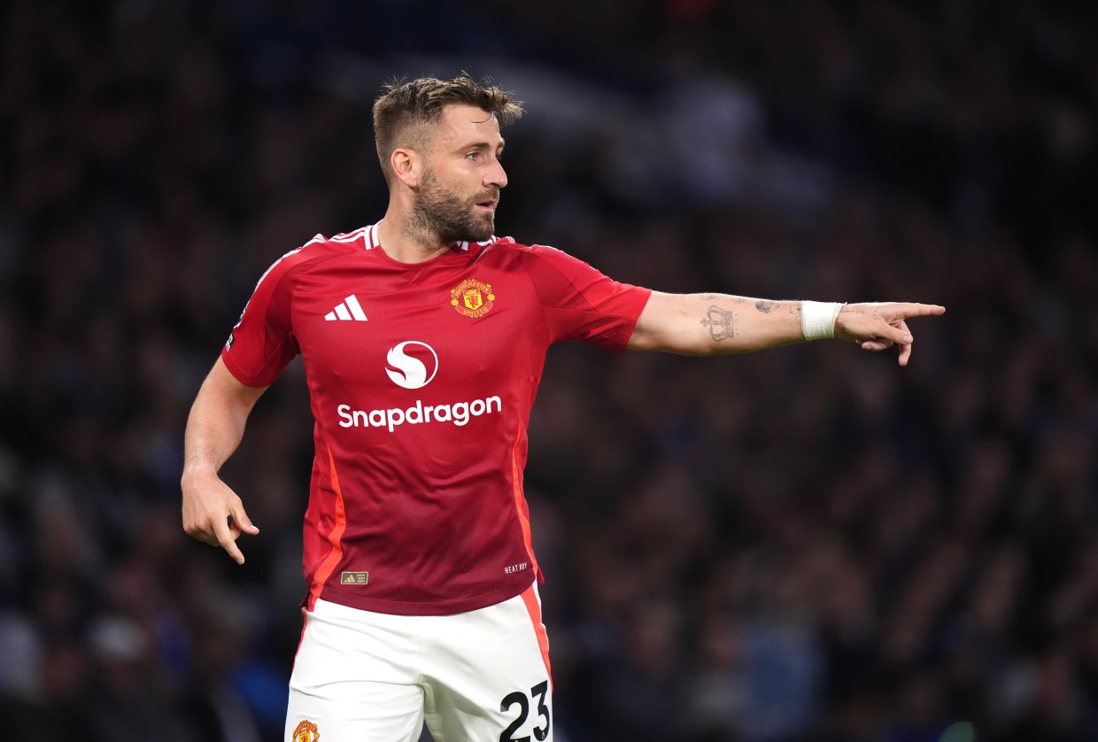 Luke Shaw tức giận vì bị HLV Amorim gạt khỏi nhóm ‘thủ lĩnh’ MU - Ảnh 1