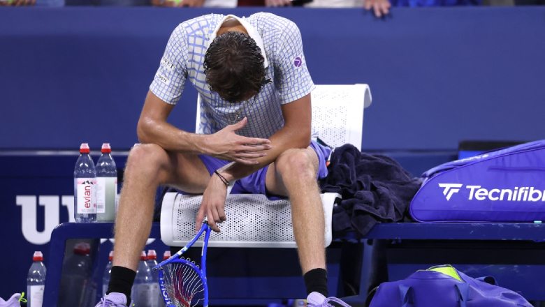 Medvedev thua sốc ở vòng 1 US Open, sân đấu hỗn loạn vì sự cố hy hữu - Ảnh 1