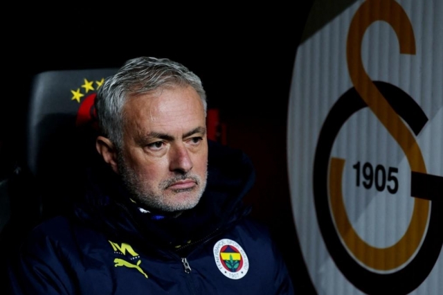 HLV Mourinho bị Fenerbahce sa thải khi thất bại ở cúp C1 - Ảnh 1