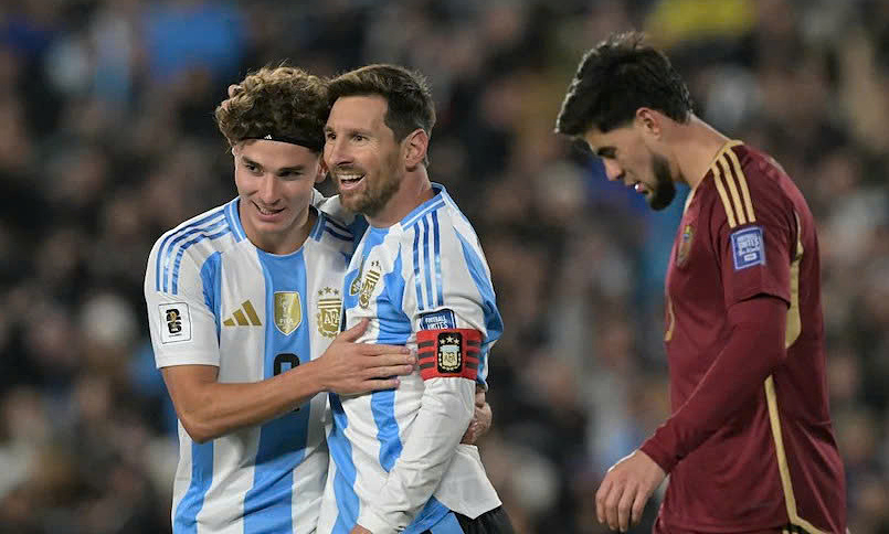 Messi lập cú đúp trong trận đấu cuối cùng ở Argentina - Ảnh 1