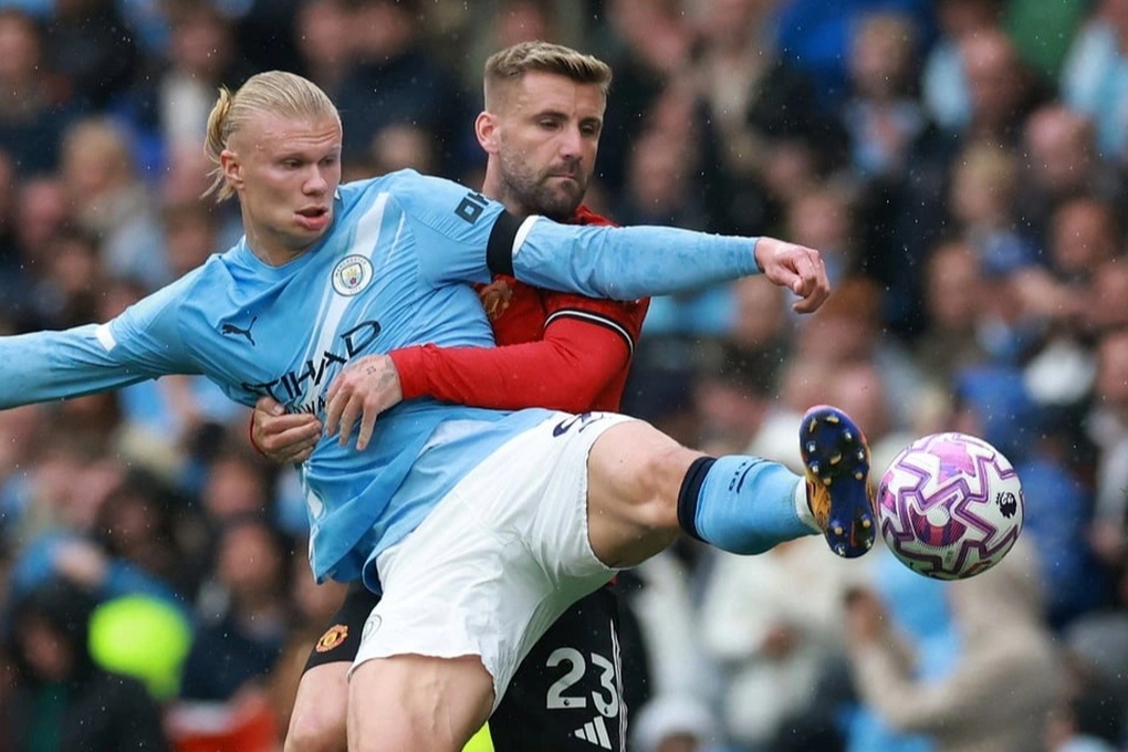 CĐV MU phẫn nộ, đòi đuổi cổ hai ngôi sao sau trận thua Man City - Ảnh 1