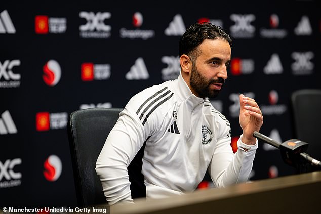 HLV Amorim: ‘Ngay cả Giáo hoàng cũng không thể ép tôi thay đổi triết lý’ - Ảnh 1