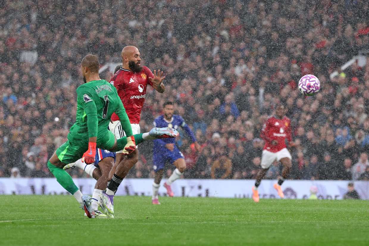 ‘Tội đồ’ Robert Sanchez lập kỷ lục không mong muốn ở Chelsea - Ảnh 1