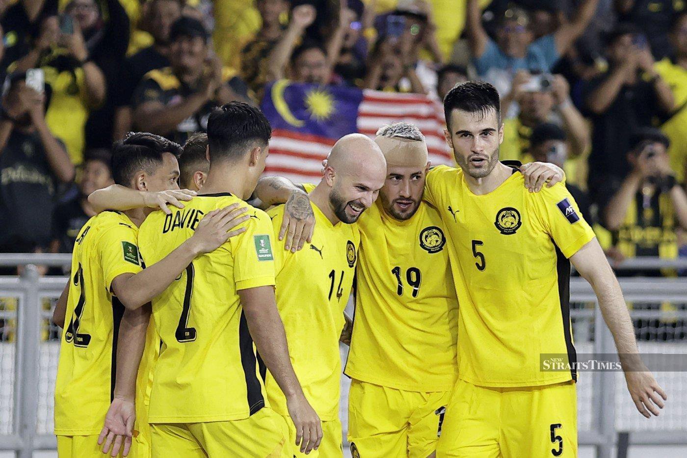 FIFA phạt nặng Malaysia vì sử dụng cầu thủ nhập tịch trái phép gặp tuyển Việt Nam - Ảnh 1