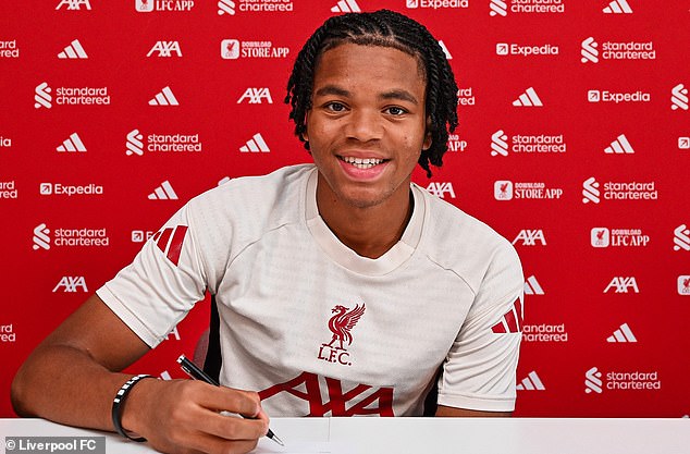 Liverpool tăng lương gấp 3 lần cho thần đồng Rio Ngumoha - Ảnh 1