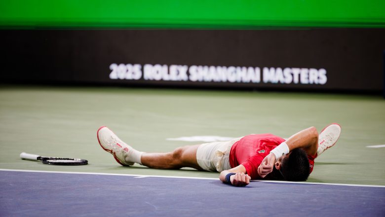 Djokovic đổ gục xuống sân vì kiệt sức, vẫn giành vé vào tứ kết Shanghai Masters - Ảnh 1