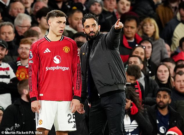 HLV Ruben Amorim chửi mắng Ugarte ngay trước toàn đội MU - Ảnh 1