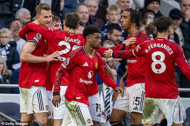 HLV Amorim thừa nhận MU ‘còn xa sự hoàn hảo’ - Ảnh 1