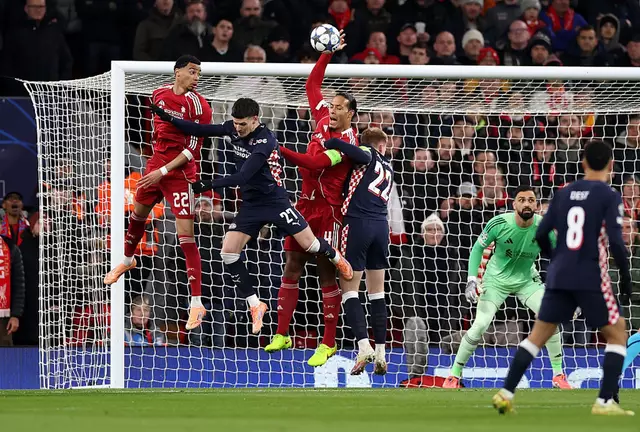 Van Dijk gây sốc khi ‘chơi bóng rổ’ khiến Liverpool chịu phạt đền - Ảnh 1