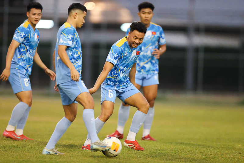 U22 Việt Nam phải cắt ngắn buổi tập vì tắc đường tại Thái Lan - Ảnh 1