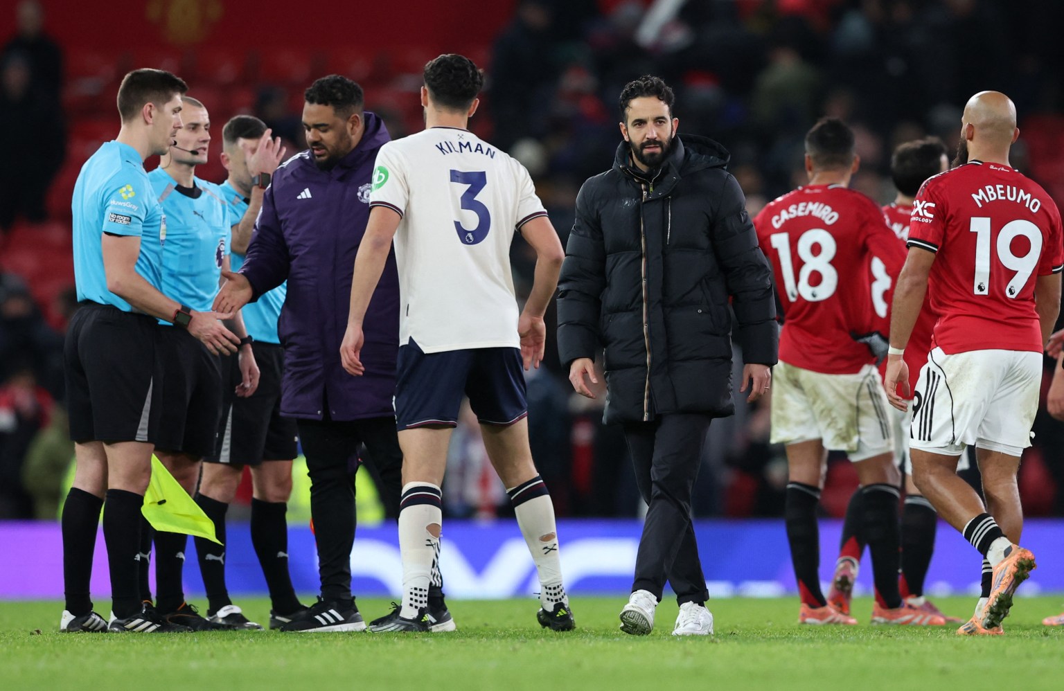 HLV Amorim tức giận với hàng thủ MU khi rơi điểm đáng tiếc - Ảnh 1