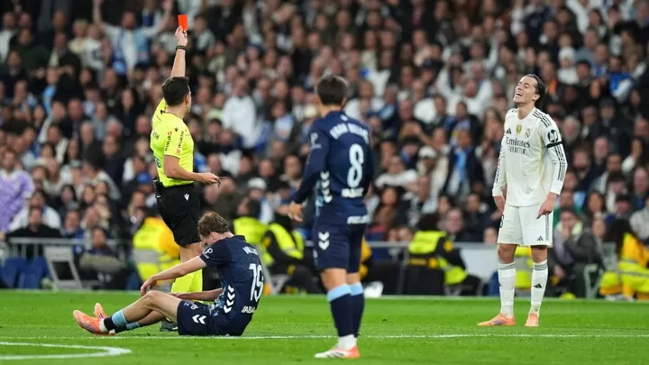 Xabi Alonso nổi giận với trọng tài khi Real Madrid chịu 3 thẻ đỏ - Ảnh 1