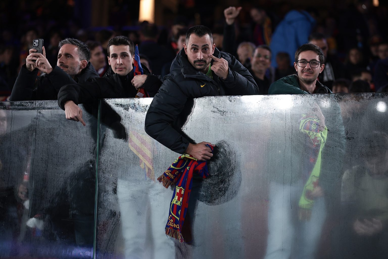 Barcelona đối diện án phạt của UEFA - Ảnh 2