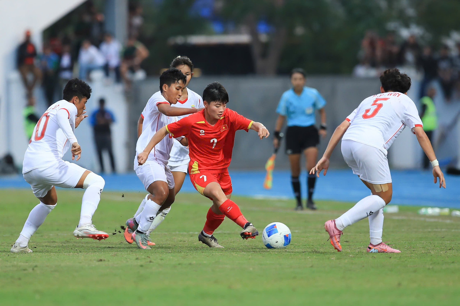 Đội tuyển nữ Việt Nam lấy ngôi đầu, loại Myanmar khỏi SEA Games 33 - Ảnh 2