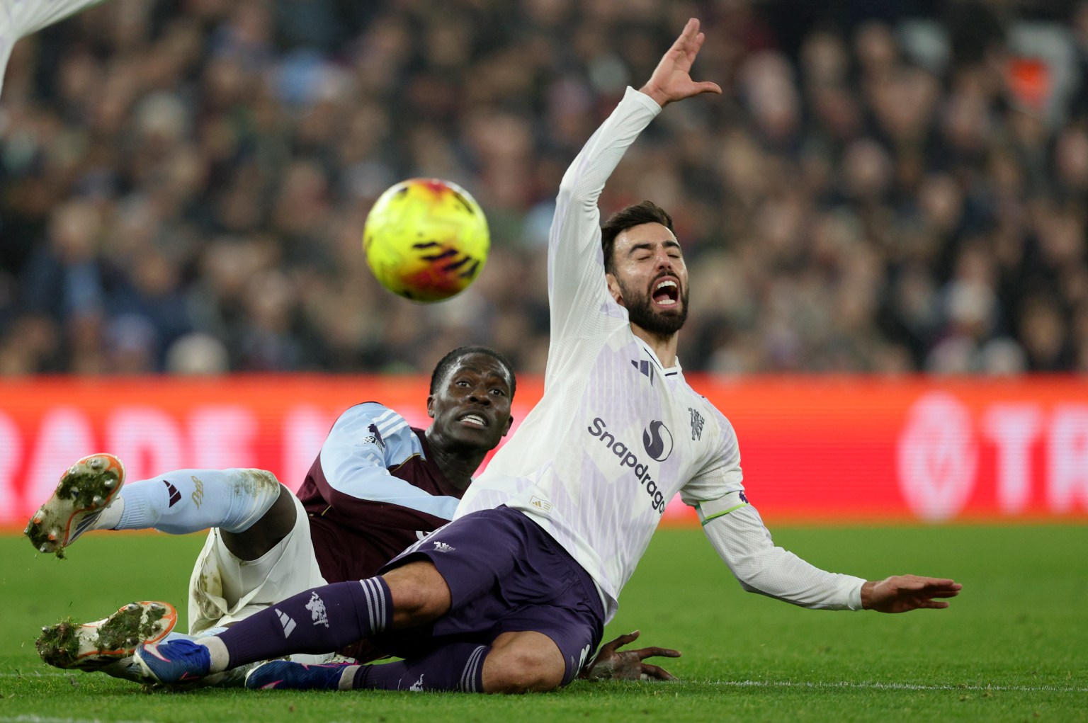 Bruno Fernandes d&iacute;nh chấn thương, MU lo ngay ng&aacute;y - Ảnh 1