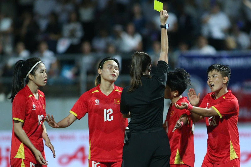 Trọng t&agrave;i 'cướp' b&agrave;n thắng của tuyển nữ Việt Nam bị AFC loại bỏ - Ảnh 1