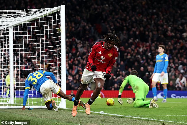 Gary Neville chỉ tr&iacute;ch gay gắt chiến thuật của HLV Amorim  - Ảnh 1