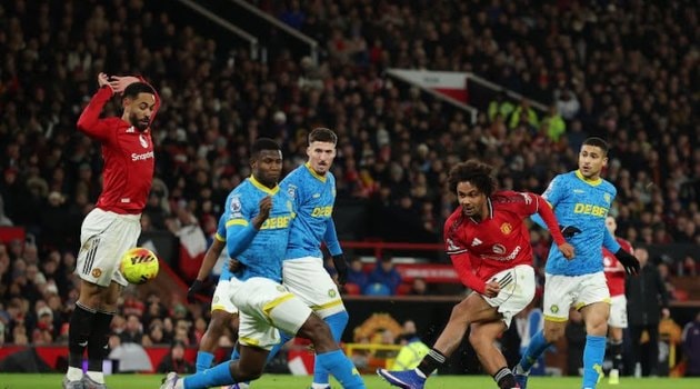 HLV Amorim &lsquo;kh&ocirc;ng b&agrave;o chữa&rsquo; sai trận h&ograve;a tai hại của MU - Ảnh 1