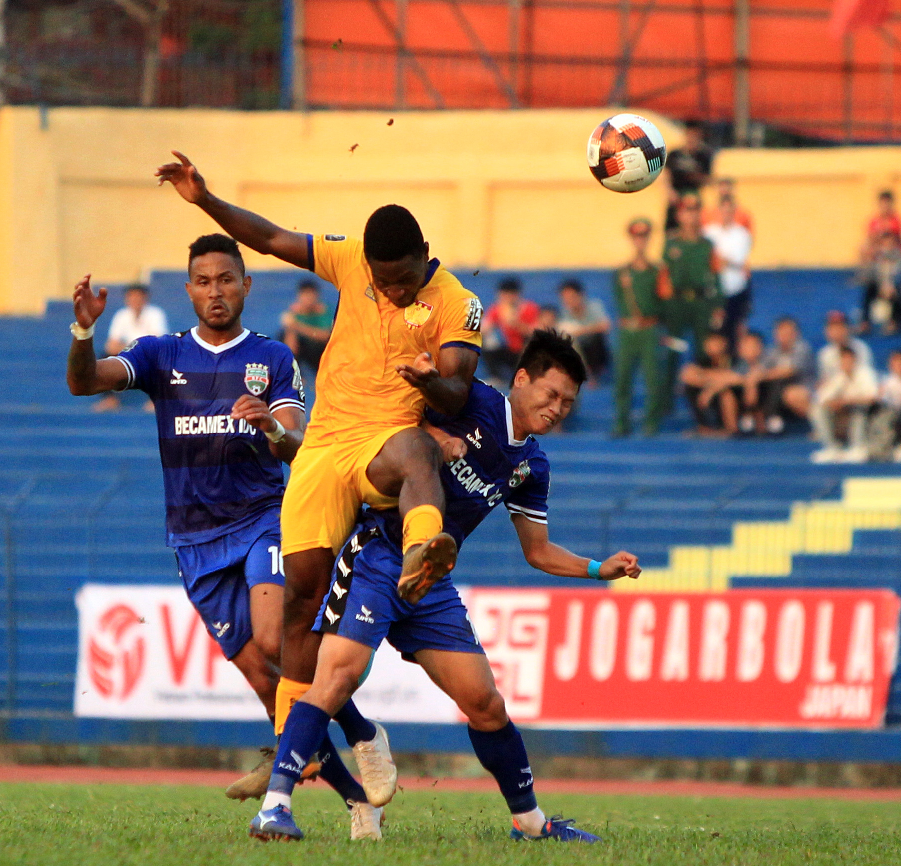 Mua phải hàng lởm,Thanh Hóa thay ngoại binh trước đại chiến Viettel