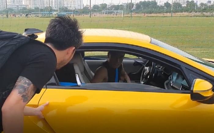 Lái siêu xe đến sân tập, Bùi Tiến Dũng khiến Lee Nguyễn phải trầm trồ