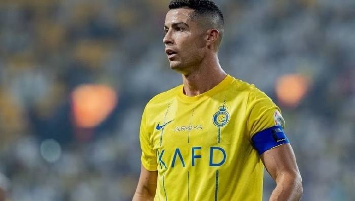 Ronaldo ngồi chơi 15 phút đủ trả tiền phạt ở Saudi Arabia