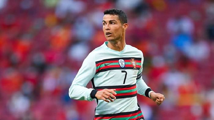 Ronaldo bất ngờ dính chỉ trích của 'hàng xóm, láng giềng'
