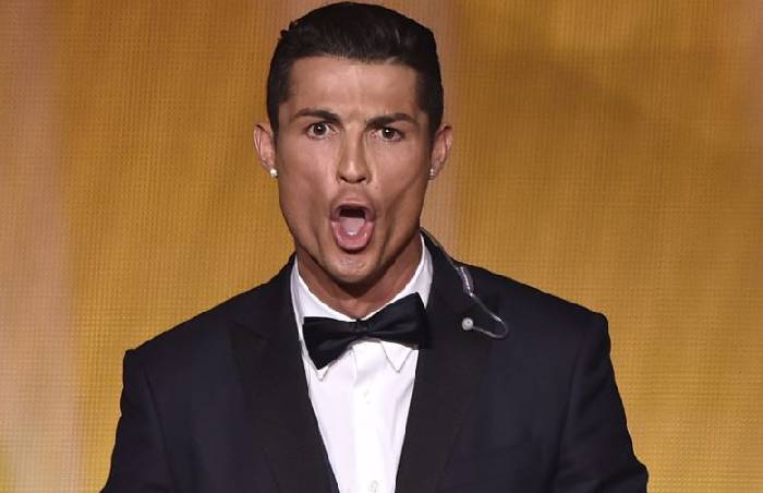 Ronaldo lại gây bão khi đi comment ‘dạo’ vào bài viết chê bai Messi