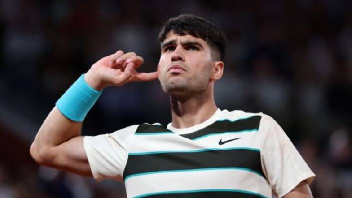 Alcaraz chạm mốc 100 chiến thắng trên mặt sân đất nện, vào tứ kết Roland Garros Alcaraz chạm mốc 100 chiến thắng trên mặt sân đất nện, vào tứ kết Roland Garros