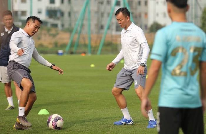 HLV Dương Hồng Sơn chỉ đạo cầu thủ Hà Nội tập luyện