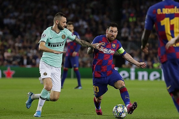 Lionel Messi chỉ đạo chiến thuật giúp Barca ngược dòng trước Inter