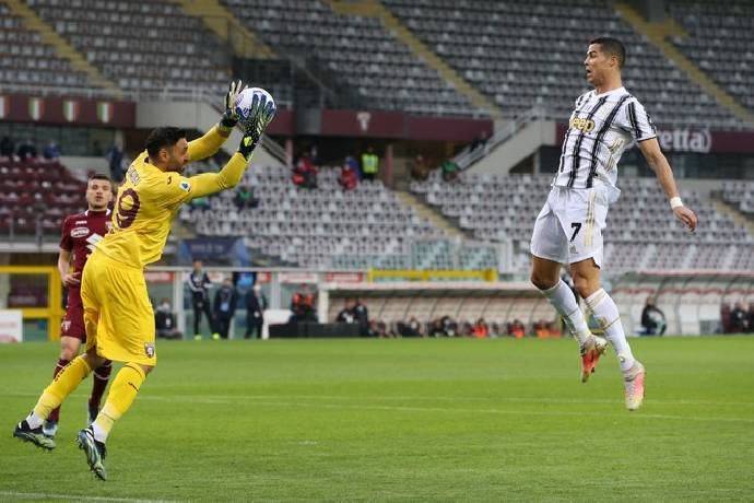Ronaldo ghi bàn, Juventus vẫn 'giương cờ trắng' tại Serie A