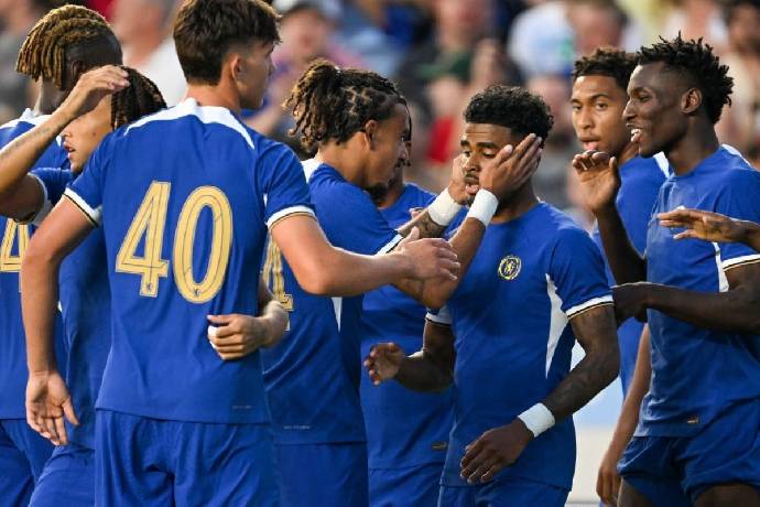 Chelsea được khuyên nên mua thủ môn chơi chân hàng đầu EPL