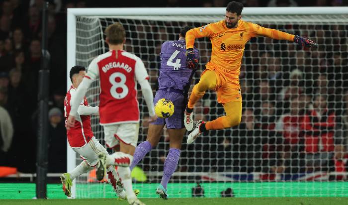 Alisson mắc sai lầm tai hại, Liverpool gục ngã trước Arsenal
