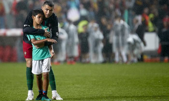 Cristiano Ronaldo sợ con trai sướng quá hóa… hỏng