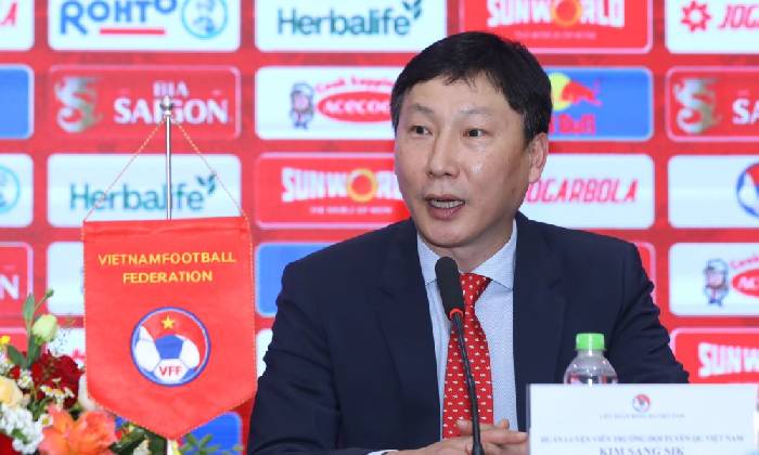 HLV Kim Sang Sik: ‘Tôi muốn ra mắt tưng bừng hơn HLV Park Hang Seo’