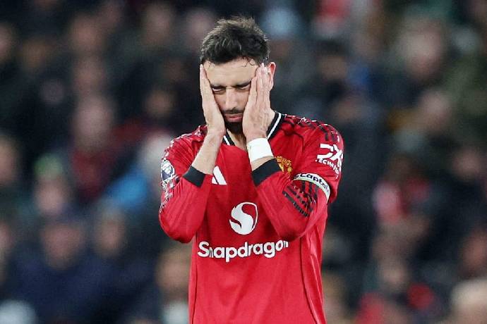 HLV Amorim tức giận với hàng thủ MU khi rơi điểm đáng tiếc