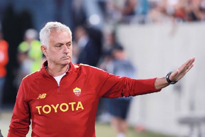 Bị phản bội, HLV Mourinho trả quà học trò ở AS Roma