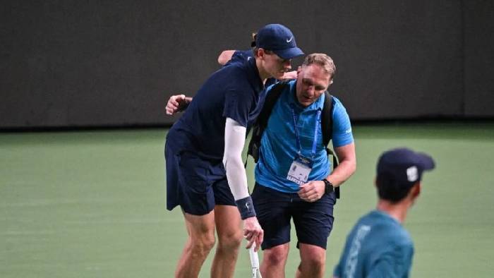 Sinner phải bỏ cuộc vì kiệt sức, Djokovic rộng cửa vô địch Shanghai Masters