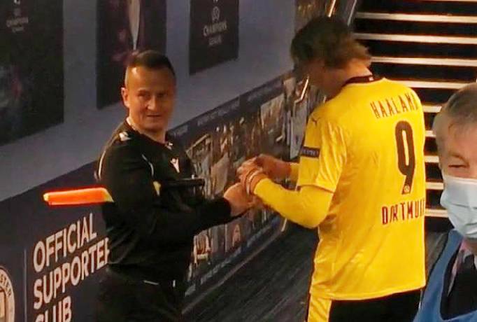 Trọng tài xin chữ ký Erling Haaland sau trận Man City vs Dortmund