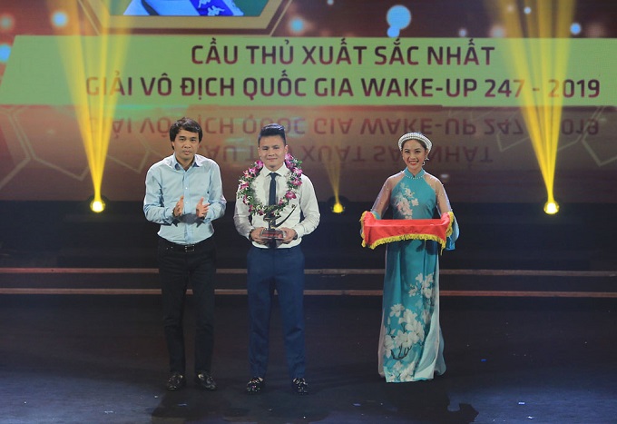Trao giải V.League 2019: Quang Hải, Văn Hậu được vinh danh