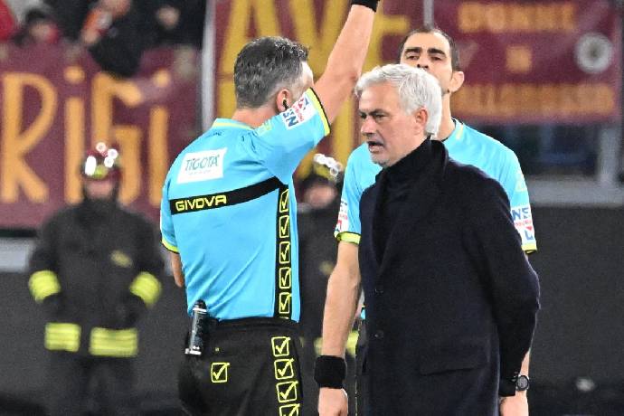 HLV Mourinho nhận thẻ đỏ, bỏ họp báo sau trận đấu của AS Roma