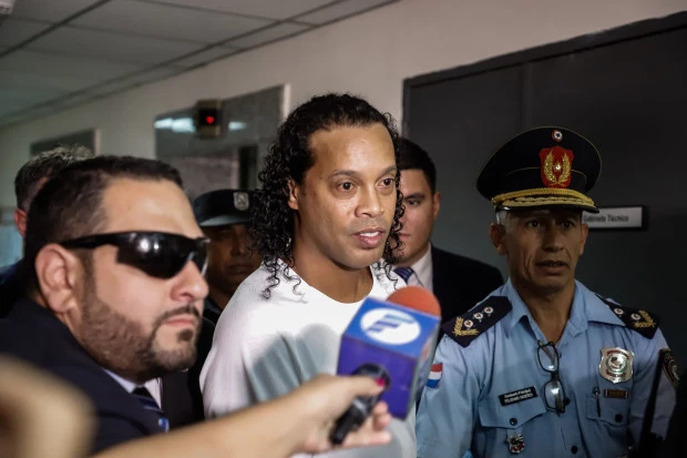 Ai đã trả 1,6 triệu bảng giúp Ronaldinho ra tù?
