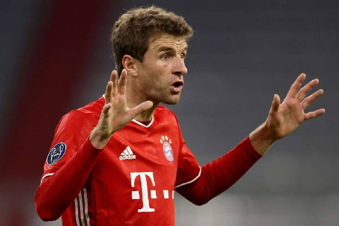 Tại sao Muller bị trọng tài yêu cầu rời sân ngay giữa trận Bayern vs PSG?