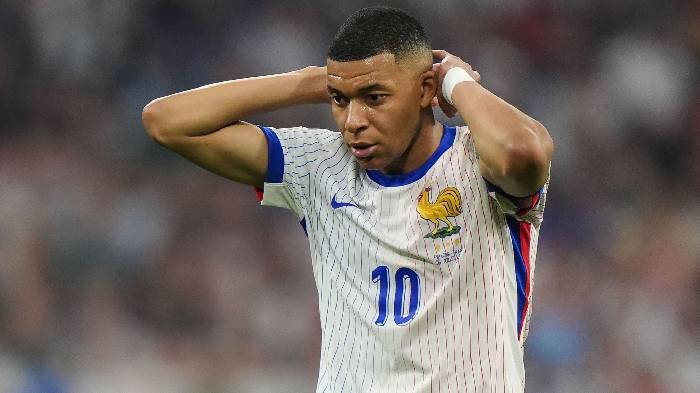 Mbappe bị chỉ trích vì đổi áo giữa trận đấu giữa giờ nghỉ