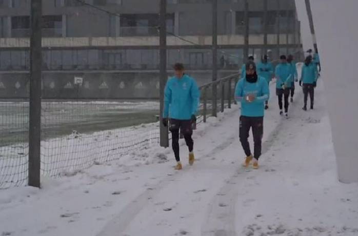 Tuyết rơi dày khiến Real Madrid khốn đốn